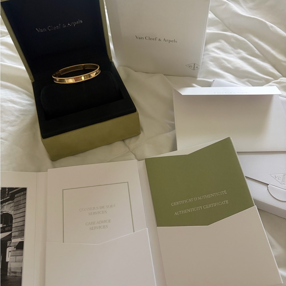 Van cleef signature perlee 18k yellow gold bracelet